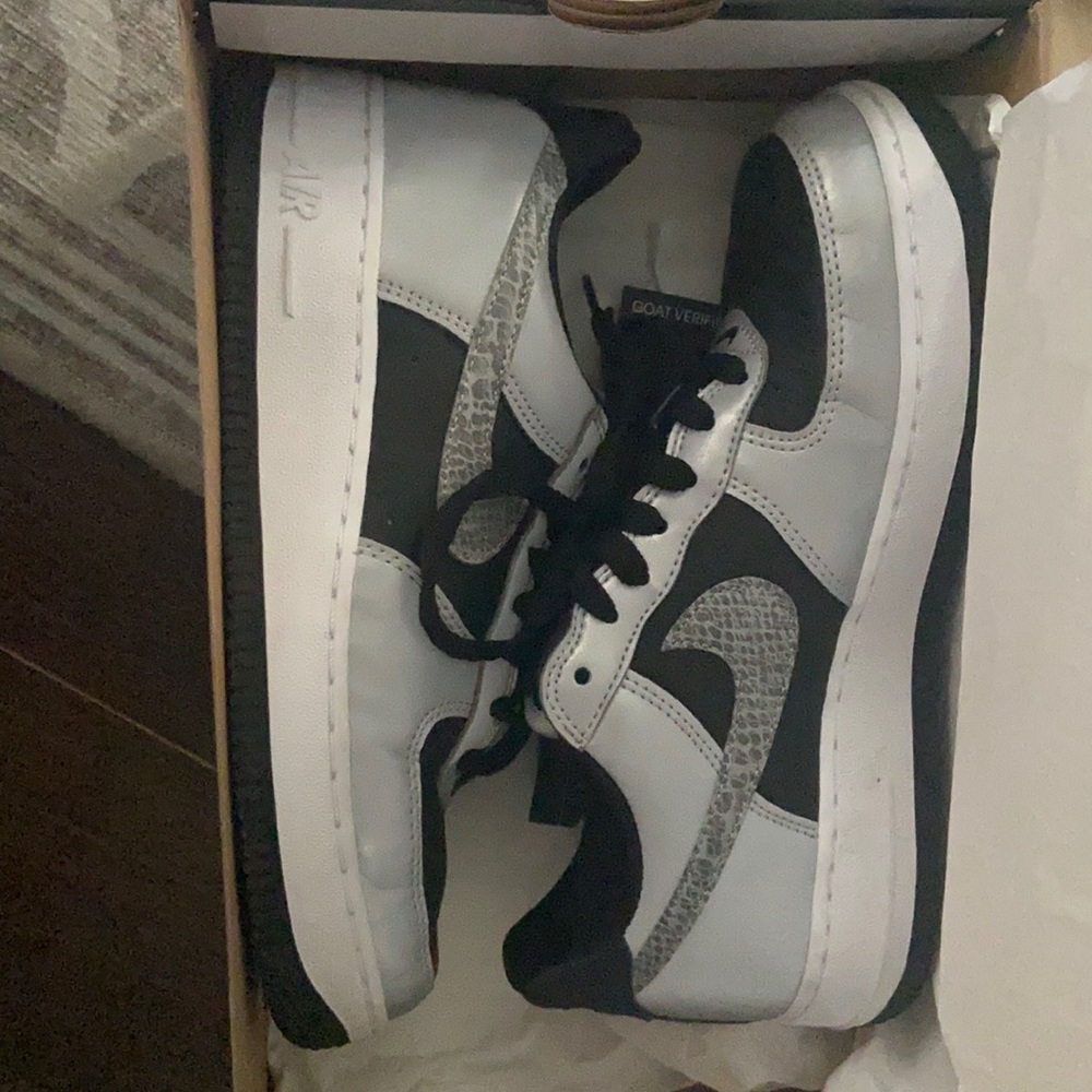 Women’s size 8, men’s 6.5 Air Force 1 B
